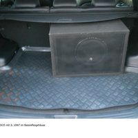 Ein Bassreflexgehäuse im Kofferraum eines Hyundais