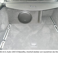 Ein Bassreflexgehäuse im Kofferraum eines Audis
