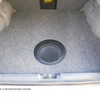 Ein Subwoofer, eingebaut im Kofferraum eines Autos