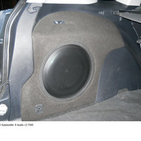 Ein Subwoofer, eingebaut im Kofferraum eines Autos