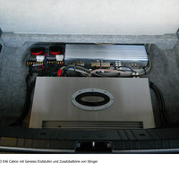 Ein Verstärker im Kofferraum eines BMWs