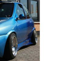 Die Seitenansicht eines blauen Opels