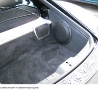 Ein Subwoofer, eingebaut im Kofferraum eines Autos
