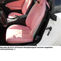 Die Vordersitze eines Mercedes mit rosa Lederausstattung 