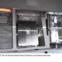 Ein Verstärker im Kofferraum eines Audis