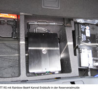 Ein Verstärker im Kofferraum eines Audis
