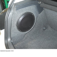 Ein Subwoofer, eingebaut im Kofferraum eines Autos