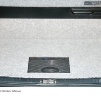 Ein abgedeckter Verstärker im Kofferraum eines BMWs