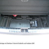 Ein abgedeckter Verstärker im Kofferraum eines Kias