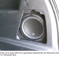 Ein abgedecktes Bassreflexgehäuse in der Seitentüre eines Fords