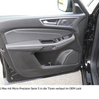 Die abgedeckte Verkabelung in der Seitentüre eines Fords