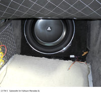 Ein Subwoofer, eingebaut im Fußraum eines Mercedes