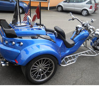 Die Seitenansicht eines blauen Trikes