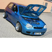 Die Front eines blauen Opels