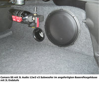 Ein Bassreflexgehäuse im Kofferraum eines Camaros