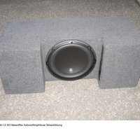 Ein Subwoofer, eingebaut im Kofferraum eines Autos