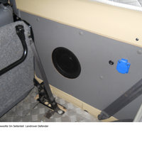 Ein Subwoofer, eingebaut in der hinteren Seitentüre eines Autos