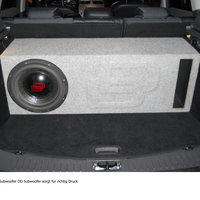 Ein Subwoofer, eingebaut im Kofferraum eines Autos