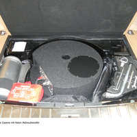 Ein Bassreflexgehäuse im Kofferraum eines Porsches