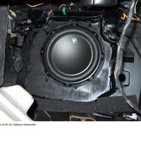 Ein Subwoofer, eingebaut im Fußraum eines Autos