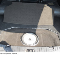 Ein Subwoofer, eingebaut im Kofferraum eines Autos