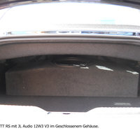 Ein Bassreflexgehäuse im Kofferraum eines Audis