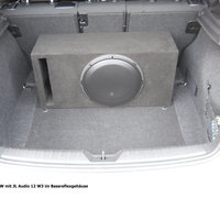 Ein abgedecktes Bassreflexgehäuse im Kofferraum eines BMWs